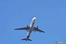 Perlukah ponsel dalam mode pesawat saat penerbangan?