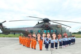 Anak-anak PAUD Timika diperkenalkan dunia kedirgantaraan
