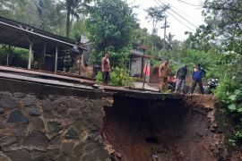 BPBD Trenggalek pasang pengaman di jalur rusak akibat tanah longsor