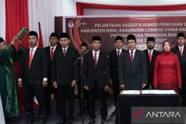 Sebanyak 40 komisioner KPU di delapan kabupaten dan kota di NTB dilantik