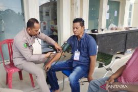 Polres Bangka Barat mengecek kesehatan para petugas PPK