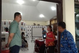 Anggota Komisi A DPRD Surabaya keliling kecamatan pantau jalannya perhitungan suara