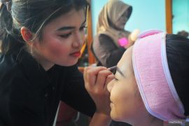 Riasan wajah yang ringan cocok digunakan selama Ramadhan