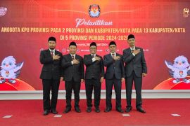 Lima anggota KPU Provinsi Riau periode 2024-2029 resmi dilantik