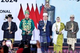 Bupati Simalungun terima penghargaan kebudayaan dari PWI