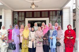 Ny. Arie Ekos Albar Jamu Ketua GOW se-Sumbar