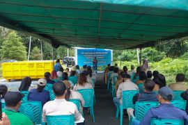 Pertamina beri bantuan kontainer sampah kepada warga di Tobelo