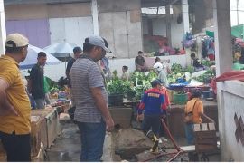 Sekda Saleh Sodo pimpin aksi bersih sampah di pasar Manggarai Barat