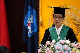 Rektor UI kukuhkan Amiliana Mardiani Soesanto sebagai guru besar