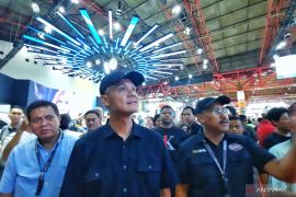 Ganjar bicara soal penggunaan kendaraan elektrik saat kunjungi IIMS