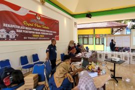 Rekapitulasi, Bawaslu Situbondo temukan perolehan suara tidak sinkron