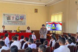 Polwan  Polda Maluku sosialisasi pencegahan perundungan
