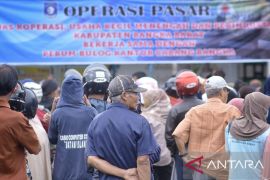 Warga Mentok antusias manfaatkan pasar murah