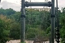 Jembatan penghubung antardesa di Mabar rusak akibat banjir