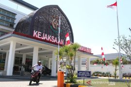 Kejari Mataram tahan empat tersangka korupsi rumah tahan gempa di Lombok Barat