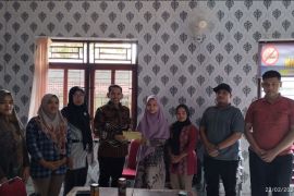 Kecelakaan saat jalankan tugas, KPU Agam serahkan santunan ke PPS