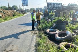 Tabrak tumpukan ban, mobil angkutan penumpang terbalik, 6 pelajar luka-luka