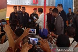 Presiden Jokowi bagikan sepeda dan berswafoto warga Bitung