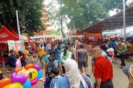 Hari Jumat, pengunjung perayaan Cap Go Meh di Pulau Kemaro tetap membludak