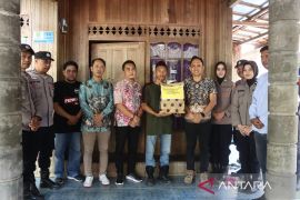 Polres Balangan bagikan paket sembako bagi petugas Pemilu tertua dan termuda