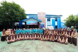 PKK Sulsel membagikan sejumlah bantuan untuk siswa di Maros dan Pangkep
