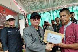 Sembilan petugas badan adhoc Pemilu di Tabalong terima santunan