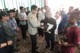 Kapolres Tabalong sematkan pahlawan demokrasi bagi petugas TPS yang gugur