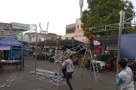 Perumda pastikan tenda lapak pedagang Pasar Anyar terpasang