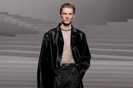 Versace perlihatkan koleksi nuansa punk di Milan Fashion Week