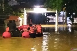 Warga korban banjir di Lampung Selatan dievakuasi