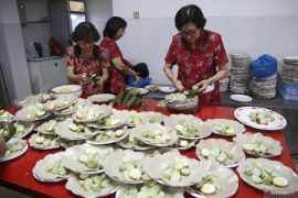 Tradisi makan lontong Cap Go Meh