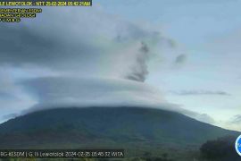 Abu vulkanik setinggi 1 kilometer keluar dari Gunung Ili Lewotolok