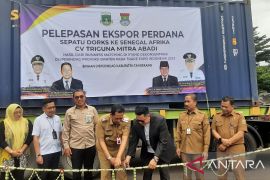 IKM binaan Pemkab Tangerang ekspor sepatu 4.044 pasang ke Senegal