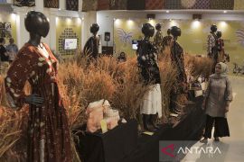 Pameran busana batik di Sukabumi