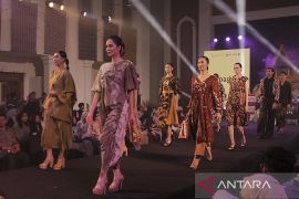 Peragaan busana batik di Sukabumi
