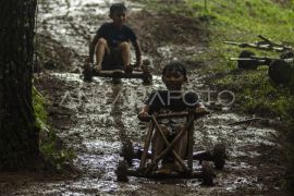 Permainan tradisional Kadaplak di Kampung Pasir Angling