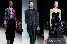 Giorgio Armani tampilkan pesona motif bunga di Milan Fashion Week