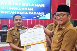 Terbaik Pelaksanaan Padang Bagoro Januari 2024, Hendri Septa Berikan Reward Kepada Tiga RT