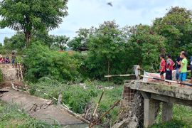 Terseret arus, jembatan penghubung dua kampung di Rajeg Tangerang ambruk