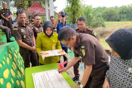 Wakajati Sumbar resmikan Palanta Adhyaksa Pasaman Barat, tanam pohon dan pelepasan ikan larangan