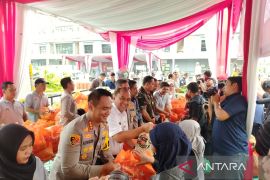 Polrestro Jakbar buka pasar murah sembako