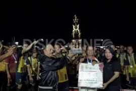 Wabup Sanggau tonton laga final turnamen sepak bola di Beduai