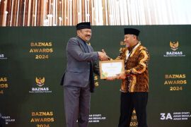 Pj Bupati Temanggung menerima penghargaan Baznas Award 2024&nbsp;