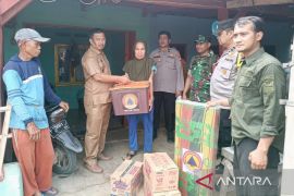 Pemkab Bekasi beri bantuan warga terdampak longsor