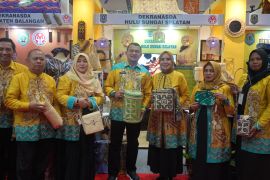 Pj Bupati dan Dekranasda HSS promosikan UMKM di INCRAFT 2024