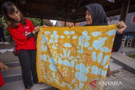 Batik pewarna alami binaan PHE ONWJ