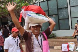 Meringankan beban masyarakat lapisan rawan dengan bantuan pangan