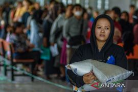 Penyaluran bansos beras di Bandung