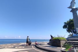 Wisatawan padati Pantai Lovina saat umanis Galungan