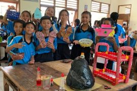 Pelajar SMP di Singaraja-Bali daur ulang sampah wujud cinta lingkungan